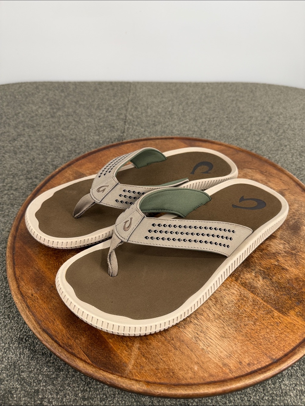 OluKai Sandals Mens 11 Ulele Casual Green Tan Flip Flop Thong Beach Surf Fishing